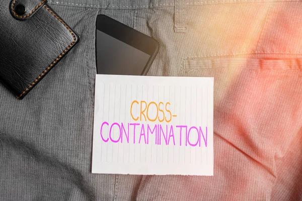 "Conceptual hand writing showing Cross Contamination". Texte de la photo d'affaires Transmission involontaire de bactéries d'une substance à l'autre Appareil Smartphone à l'intérieur du pantalon poche avant avec portefeuille — Photo