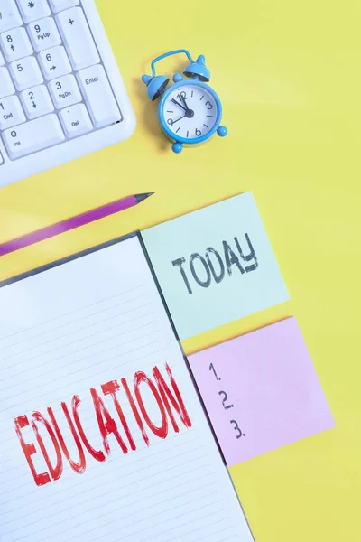 Handstilstextskrivning Utbildning. Begreppet innebär processen för att erhålla eller ge systematisk utbildning i skolan Crumpled vitt papper på bordet med gem klocka mobil och dator tangentbord. — Stockfoto