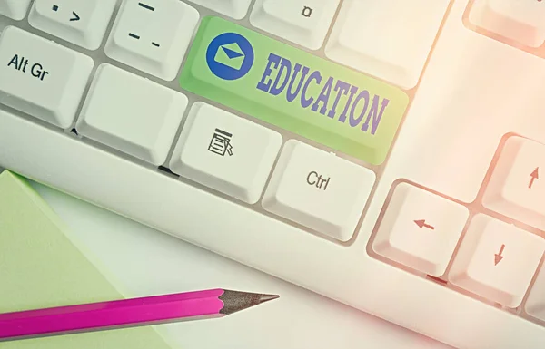 Sinal de texto mostrando Educação. Foto conceitual o processo de obtenção ou dar treinamento sistemático na escola Tecla de teclado colorido diferente com acessórios dispostos em espaço de cópia vazio . — Fotografia de Stock