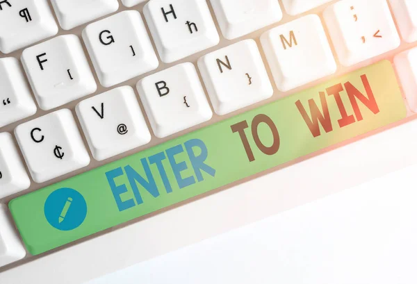 Woord schrijven tekst Enter To Win. Zakelijk concept voor het uitwisselen van iets waarde voor prijs kans om prijs te winnen Verschillende gekleurde toetsenbord sleutel met accessoires op lege kopieerruimte. — Stockfoto