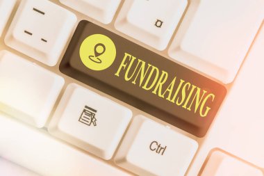 Bağış topladığını gösteren bir not yazıyorum. Bir hayır kurumu için maddi yardım başvurusunda bulunan iş fotoğrafı sergisi, boş fotokopi alanına aksesuarları yerleştirilmiş renkli klavye anahtarı.