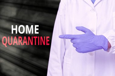 Kelime yazma metni Ev Karantinası. İş konsepti, gözleme tabi tutulmak üzere halktan muhtemel bir maruz kalma ile karşılaştı. Üzerinde tıbbi eldiven bulunan boş kağıt aksesuarlar, akıllı telefonlar görüntülendi..