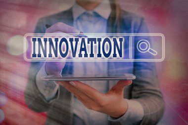 Yenilik 'i gösteren bir not yazıyorum. İş fotoğraflarında yeni yaratıcı fikirler sunuluyor. Alet biçiminde yeni hayaller. Web arama dijital bilgi fütüristik teknoloji ağı bağlantısı..