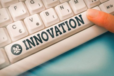 Kelime yazma metni buluşu. Yeni fikir yaratıcı fikirler için iş konsepti. Alet biçimi Pc klavye anahtarında arkaplan kopyalama alanının üzerinde parmakla gösterilen taze hayal gücü..