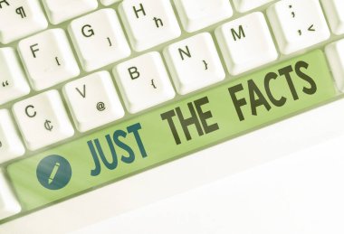 Kelime yazma metni Sadece Gerçekler. Tam ayrıntılar hakkında doğru bilgiye sahip olmak için iş konsepti boş kopya alanı üzerinde aksesuarlar düzenlenmiş farklı renkli klavye anahtarı.