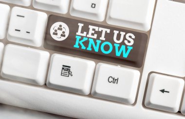 Let Us Know 'u gösteren bir not yazıyorum. Boş kopya alanına aksesuarları yerleştirilmiş dürüst bir ilgi alanı yaratmak veya bireysel izlenimi vermek için iş fotoğrafı gösterimi.