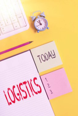 El yazısı Lojistik. Konsept derken, kağıt raptiyeli, mobil saat ve klavyeli birkaç buruşuk beyaz kağıt içeren karmaşık bir etkinliği ayrıntılı olarak koordine etmek anlamına gelir.