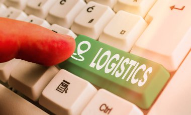 Lojistiği gösteren mesaj işareti. Ayrıntılı olarak kavramsal fotoğraf koordinasyonu beyaz tuş alanının üzerinde boş not kağıdı içeren birkaç beyaz pc klavye içeren karmaşık bir etkinlik.