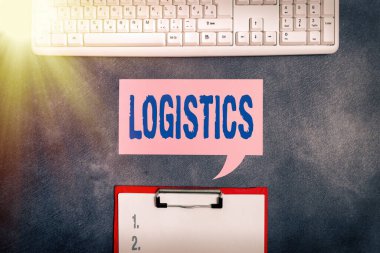 Lojistiği gösteren mesaj işareti. Ayrıntılı olarak konsept fotoğraf koordinasyonu. Farklı arkaplanda dijital akıllı telefonlu çeşitli kağıt aksesuarları içeren karmaşık bir aktivite..