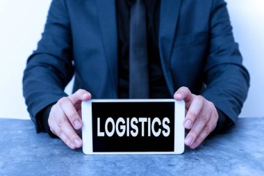 Metin yazma lojistiği. Ayrıntılı olarak koordine etmek için iş konsepti, kişisel çıkarlar için siyah ekran modern akıllı telefon modeli gösteren çeşitli modelleri içeren karmaşık bir faaliyet.