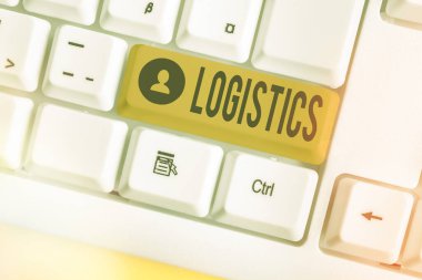 Metin yazma lojistiği. Ayrıntılı olarak koordine etmek için iş konsepti. Birkaç farklı renkte klavye anahtarı içeren karmaşık bir aktivite. Aksesuarlar boş kopya alanına yerleştirilmiş..