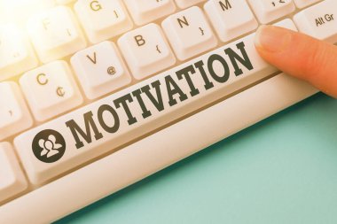 Kelime yazma motivasyonu. İş konsepti, birinin belirli bir şekilde davranması ya da oyunculuk yapması için arka plan kopyalama alanının üzerinde parmağını gösteren bir Pc klavye anahtarına sahiptir..