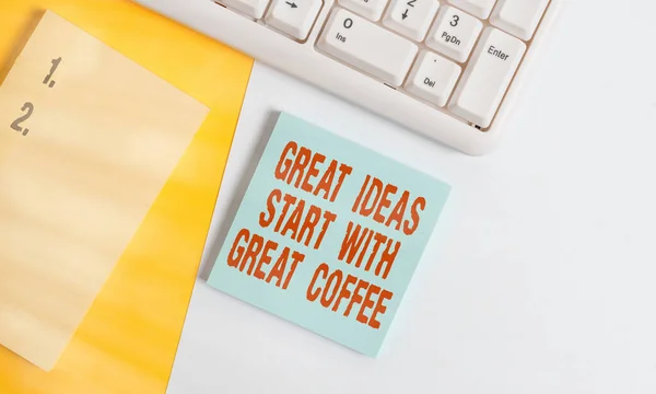 Texto de la escritura Grandes ideas Comience con un gran café. Concepto que significa tener una bebida caliente para inspirarse Papel en blanco vacío con espacio de copia y teclado de PC encima de la tabla de fondo naranja . — Foto de Stock