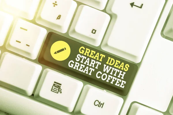 Schreibnotiz, die zeigt, dass große Ideen mit großem Kaffee beginnen. Business-Foto-Präsentation haben ein Heißgetränk, um sich inspirieren zu lassen Farbige Tastatur-Taste mit Zubehör auf leeren Kopierraum angeordnet. — Stockfoto