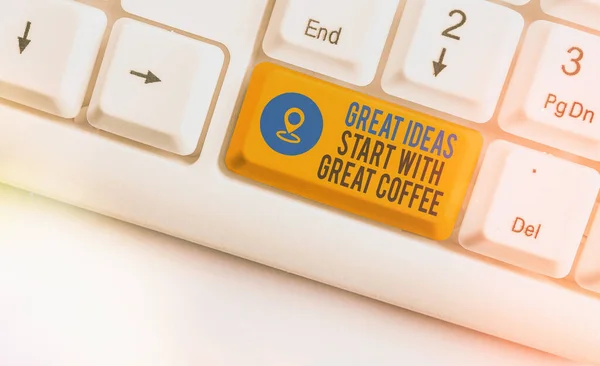 Schreibnotiz, die zeigt, dass große Ideen mit großem Kaffee beginnen. Business-Foto-Präsentation haben ein Heißgetränk, um sich inspirieren zu lassen Farbige Tastatur-Taste mit Zubehör auf leeren Kopierraum angeordnet. — Stockfoto