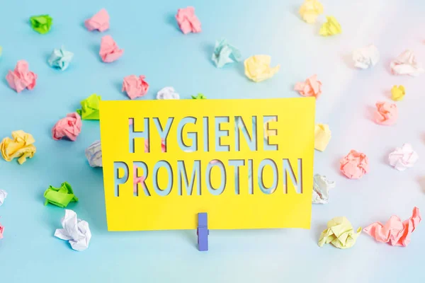 Tekstbord met Hygiëne Promotie. Conceptuele foto systematisch programma om gerelateerde ziekte met sanitaire voorzieningen te voorkomen Gekleurde verfrommelde papieren lege herinnering blauwe vloer achtergrond wasknijper. — Stockfoto