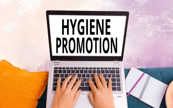 Konzeptionelle Handschrift, die Hygiene Promotion zeigt. Business Foto Text systematisches Programm, um verwandte Krankheiten mit sanitären Einrichtungen zu verhindern Moderne Gadgets weißen Bildschirm unter bunten Bokeh Hintergrund. — Stockfoto