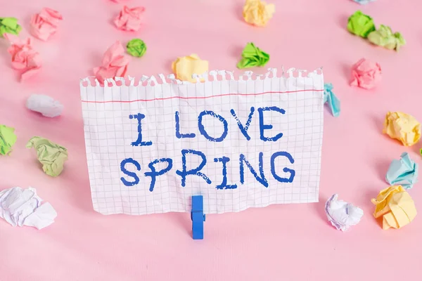Konceptualny rękopis pokazujący I Love Spring. Biznes zdjęcia pokazujące, dlaczego o silne uczucie do tego sezonu kolorowe pogniecione papiery puste przypomnienie różowy podłogi szpilka do ubrań. — Zdjęcie stockowe