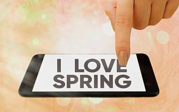 Segno di testo che mostra I Love Spring. Foto concettuale che spiega perché avere un forte affetto per questa stagione gadget moderni con schermo bianco sotto lo sfondo colorato bokeh. — Foto Stock