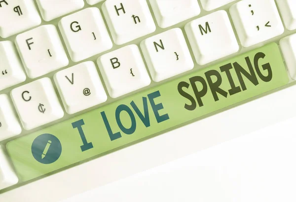 Parola che scrive testo I Love Spring. Business concept per raccontare perché avere un forte affetto per questa stagione Tastiera colorata diversa con accessori disposti su spazio copia vuoto. — Foto Stock