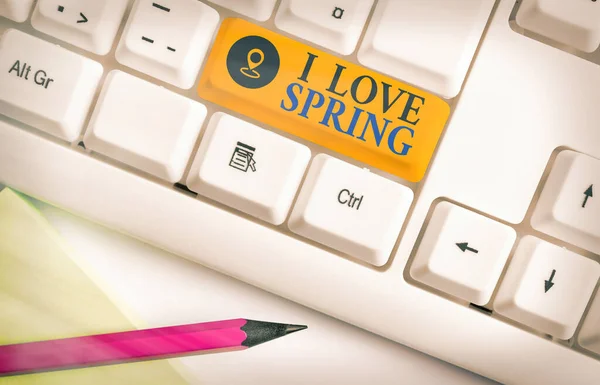 Parola che scrive testo I Love Spring. Business concept per raccontare perché avere un forte affetto per questa stagione Tastiera colorata diversa con accessori disposti su spazio copia vuoto. — Foto Stock