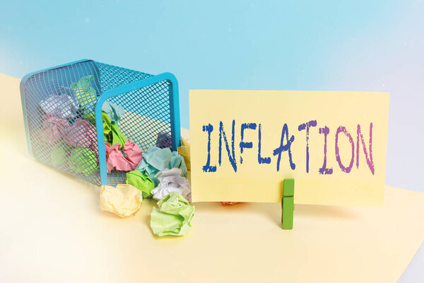 Почерк написания текста Инфляция. Концепция, означающая общее повышение цен и снижение стоимости приобретенных денег Мусорное ведро скомканной бумаги прищепки пустой напоминание офисных принадлежностей опрокинул.