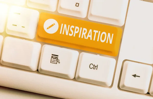 Tekst schrijven Inspiratie. Business concept voor het proces van mentaal worden aangemoedigd om iets creatiefs te doen Verschillende gekleurde toetsenbord sleutel met accessoires geregeld op lege kopieerruimte. — Stockfoto