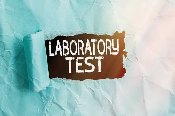 El yazısı laboratuvar testi. Konsept, test edilen maddelerin tıbbi teşhisinin belirlenmesi anlamına gelir. Tahta klasik masa arkaplanının üzerine yerleştirilmiş yırtık, yuvarlanmış karton.. — Stok fotoğraf