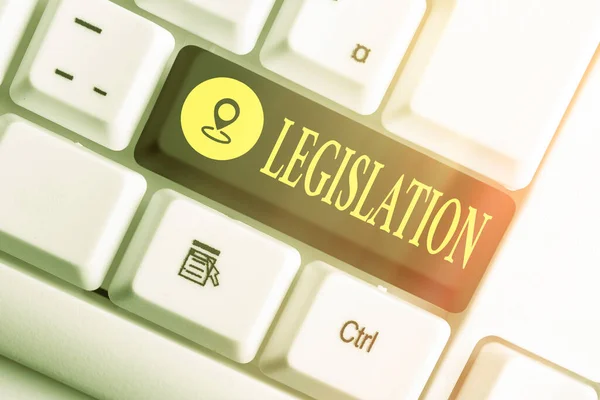 Schreiben Notiz zeigt Gesetzgebung. Geschäftsfoto, das ein von der Regierung vorgeschlagenes und vom Parlament legalisiertes Gesetz zeigt Farbige Tastatur-Taste mit Zubehör auf leerem Kopierraum. — Stockfoto