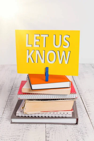 Conceptuele handschrift tonen Laat het ons weten. Zakelijke foto presentatie te maken of laat een individuele indruk van eerlijke belang stapel gestapelde boeken notebook pin kleur herinnering wit hout. — Stockfoto