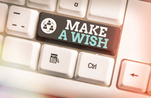 Skriva lapp som visar Make A Wish. Business photo showcasing att önska en situation som skiljer sig från den som finns Färgat tangentbord nyckel med tillbehör arrangerade på tom kopia utrymme. — Stockfoto