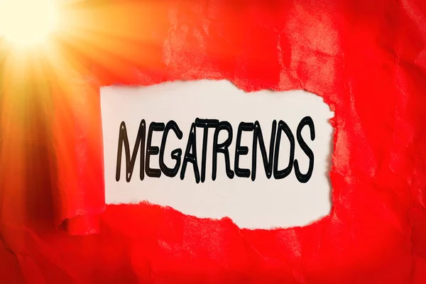 메가 트 렌 드 (Megatrends) 를 보여 주는 손 글씨입니다. 행동이 동성 및 환경과 관련 된 비즈니스 사진 텍스트롤링 나무 고전 테이블 위에 찢어진 판지. — 스톡 사진