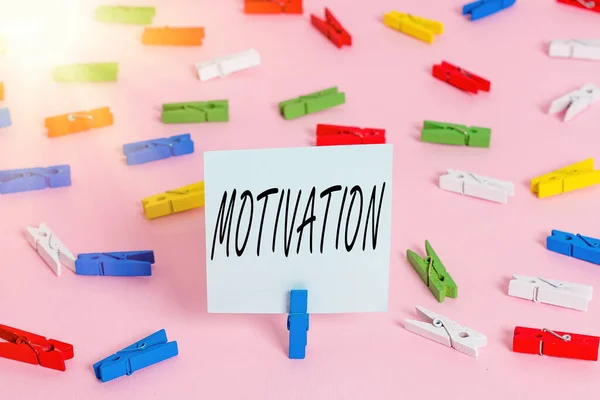 Parola scrittura testo Motivazione. Business concept per motivi che si ha per agire o comportarsi in modo particolare Carte colorate molletta vuoto promemoria rosa pavimento fondo ufficio pin. — Foto Stock