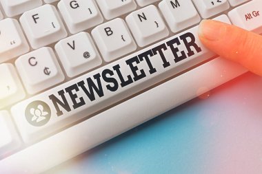 Kelime yazma bülteni. Bülten için iş konsepti, arka plan kopyalama alanının üzerinde işaret eden düzenli olarak Pc klavye tuşuna sahip bir şirketin üyelerine verildi.