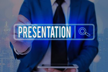 Sunumu gösteren not yazılıyor. İş fotoğraflarının sergilenmesi yeni bir ürün fikrini ya da iş fikrini gösteriyor ve açıklıyor. Web arama dijital bilgi fütüristik teknoloji ağı bağlantısı.