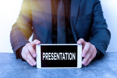 Kelime yazma sunumu. Gösteriler için iş konsepti ve kişisel çıkarlar için siyah ekran modern akıllı telefon modelini gösteren yeni bir ürün fikri veya iş parçasını açıklar.