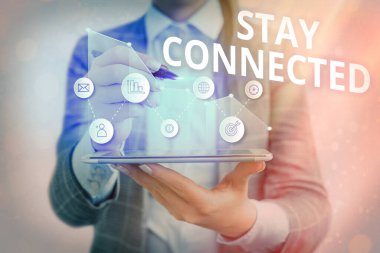 Stay Connected 'ı gösteren kavramsal el yazısı. Sosyal profesyonel ilişkinin devam etmesi için iş fotoğrafı metni Arrow sembolü önemli bir başarı gösteriyor.