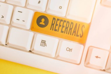 Kelime yazma metni yansımaları. Birinin ya da bir şeyin araştırma yapması ya da başka bir eylemde bulunması için iş konsepti boş kopya alanına aksesuarları yerleştirilmiş farklı renkli klavye anahtarı.