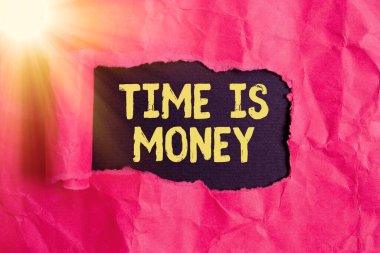 Zaman Para 'yı gösteren bir mesaj. Olabildiğince çabuk olsun diye kavramsal fotoğraf ve zaman kaybetmemek için yırtılmış karton kaplama ahşap klasik masa arkaplanının üzerine yerleştirilmiş..