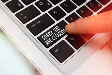 Kelime yazma metni. Üzgünüm, kapalıyız. İşletme konsepti, belirli bir zaman için iş yerini kapattığınız için özür dilemek için Pc klavye anahtarı ve arka plan kopyalama alanının üzerinde işaret etmek için.