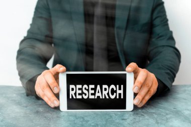 Kelime yazma metni araştırması. Sistematik analiz ve materyal ve kaynakların gözden geçirilmesi için iş konsepti siyah ekran modern akıllı telefon modelini kişisel çıkarları için gösteren bir görünüm ile.