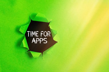 Uygulamalar için Zaman gösteren not yazılıyor. İş fotoğraflarının sergilenmesi uygulamaları ya da hizmetleri, tahtadan yapılmış klasik bir masanın üzerinde rulo yapılmış yırtık karton teknolojileri kullanarak kullanır..