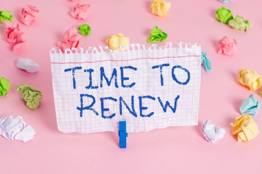 Kavramsal el yazısı yenilenme zamanını gösteriyor. Bir şeyin geçerli ve restore edilebilir olduğu dönemi uzatan iş fotoğrafı gösterimi Renkli buruşuk kağıtlar boş hatırlatıcı pembe zemin çamaşır mandalı.