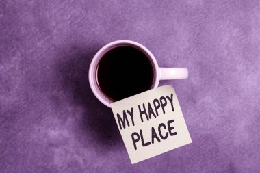 Mutlu Yerimi gösteren kavramsal el yazısı. Ya güzel bir şey oldu ya da farklı bir arkaplanda akıllı telefonlu kağıt aksesuarlar..