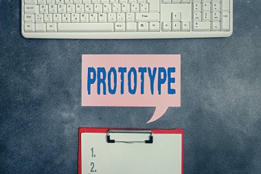 Prototipi gösteren metin işareti. Kavramsal fotoğraf bir şeyin ön modeli özellikle farklı arkaplanda dijital akıllı telefonlu kağıt aksesuarlar geliştiren bir makinenin..
