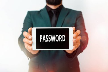 Parolayı gösteren metin işareti. Kavramsal fotoğraf, kişisel çıkarlar için siyah ekran modern akıllı telefon modelini gösteren bir şeye erişmek için kullanılacak gizli kelime veya ifade..