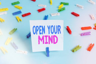 Sözcük metni Zihnini Aç. Renkli çamaşır iğnesi kağıtlarının mavi zemin ofis broşunu boş hatırlatan farklı fikirleri ya da düşünme yollarını anlamak için iş kavramı.