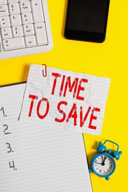 El yazısıyla yazma Zamanı Kaydetme. Daha az zaman gerektiren bir şeyi daha verimli yapmak için kavram kağıt raptiyeler saat mobil ve pc klavye ile masa üzerinde buruşturulmuş beyaz kağıt.