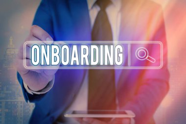 Onboard 'u gösteren bir not yazıyorum. Bir organizasyonun yeni bir çalışanını içeren iş fotoğrafı gösterme etkinliği veya uygulaması Web Dijital Bilgi Fütüristik Teknoloji Ağı bağlantısı.