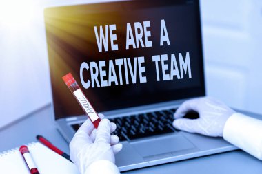 El yazısı metni Biz Yaratıcı Bir Takımız. Kavram, yenilikçi strateji ve işbirliği ile reklam anlamına geliyor. En son teknolojiye sahip kan örneği şişesi incelenmeye hazır..